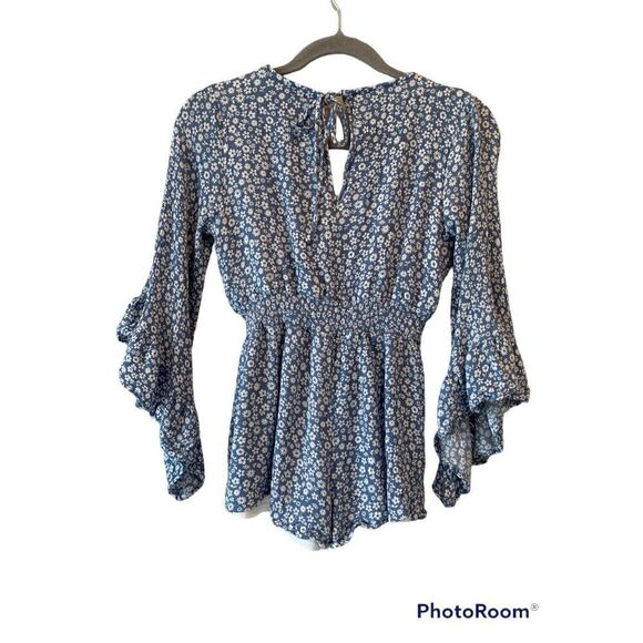 Pink Lily Women's Blue & White Floral Print V-Neck Butterfly Sleeve Blouse Size - Picture 2 of 4